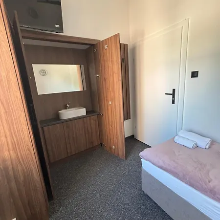 Zdz Krolewska 15 Hostel